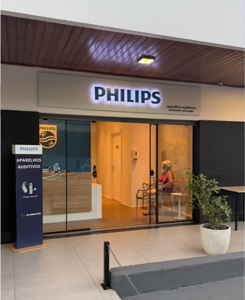 Loja Philips Aparelhos Auditivos em Florianópolis - fachada moderna com entrada destacada